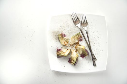 Presentation of a side dish made of fresh artichokes
