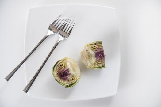 Presentation of a side dish made of fresh artichokes
