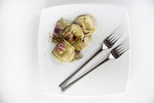 Presentation of a side dish made of fresh artichokes
