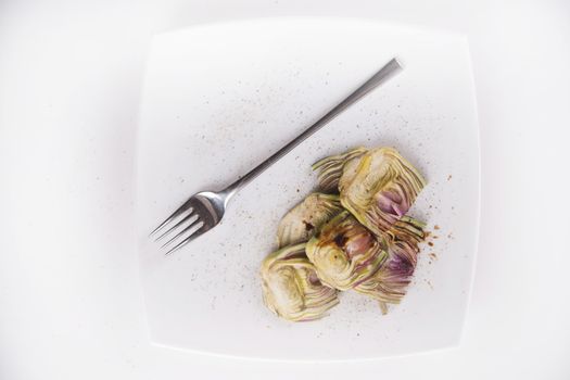 Presentation of a side dish made of fresh artichokes
