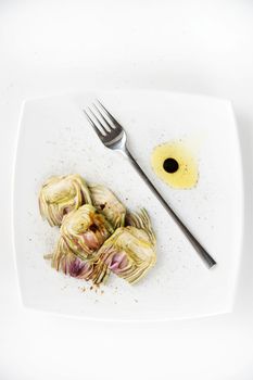 Presentation of a side dish made of fresh artichokes
