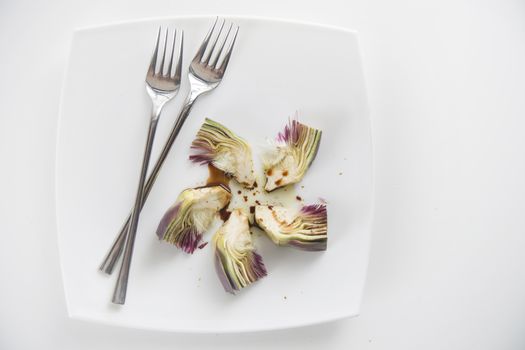 Presentation of a side dish made of fresh artichokes
