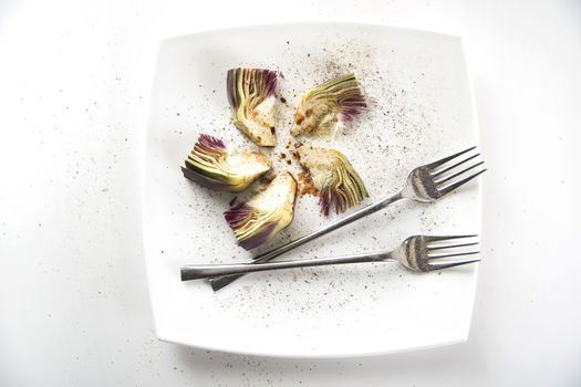 Presentation of a side dish made of fresh artichokes
