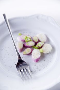 Presentation of pieces of red onion of Tropea on a plate