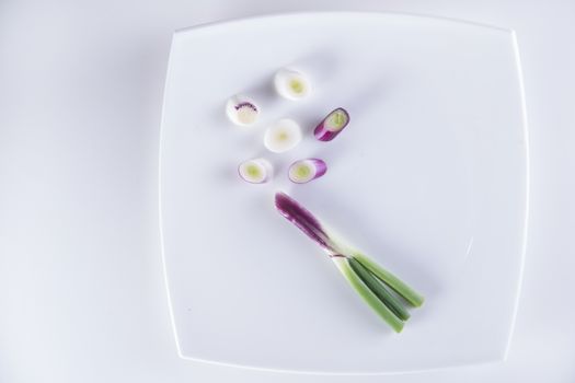 Presentation of pieces of red onion of Tropea on a plate