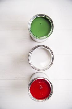 Presentation of the flag of the Italian flag through three cans of paint
