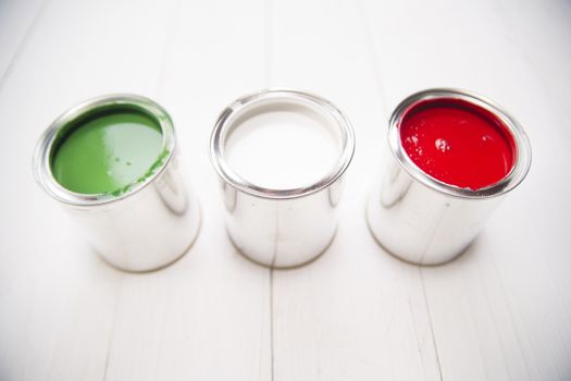 Presentation of the flag of the Italian flag through three cans of paint
