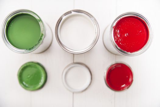 Presentation of the flag of the Italian flag through three cans of paint
