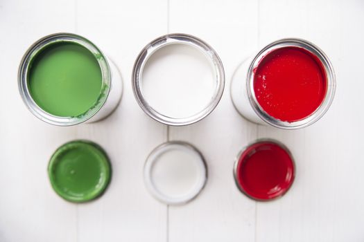 Presentation of the flag of the Italian flag through three cans of paint
