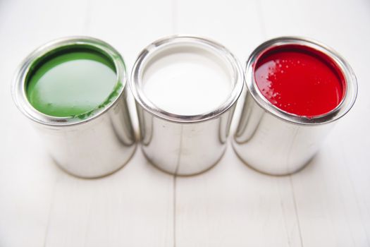 Presentation of the flag of the Italian flag through three cans of paint
