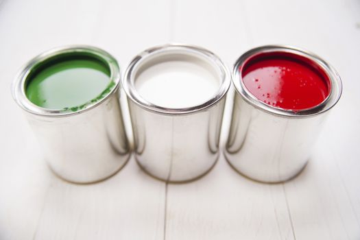 Presentation of the flag of the Italian flag through three cans of paint
