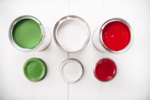 Presentation of the flag of the Italian flag through three cans of paint
