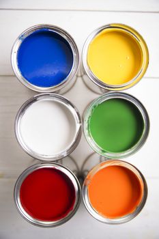 Presentation of a series of cans of paint of various colors