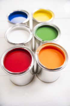 Presentation of a series of cans of paint of various colors