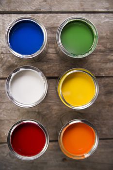 Presentation of a series of cans of paint of various colors