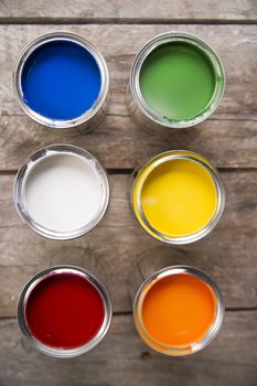 Presentation of a series of cans of paint of various colors