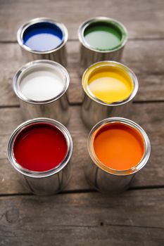 Presentation of a series of cans of paint of various colors