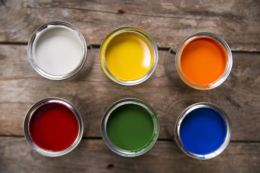 Presentation of a series of cans of paint of various colors
