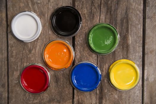 Presentation of a series of cans of paint of various colors