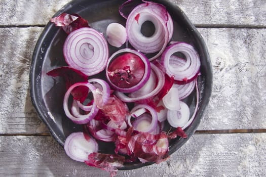 Presentation of red onion in small tray