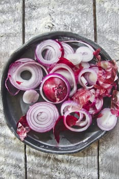 Presentation of red onion in small tray