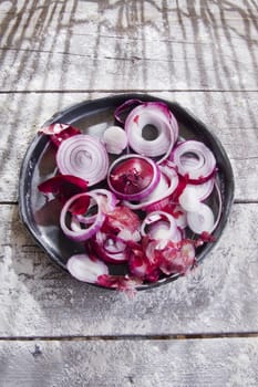 Presentation of red onion in small tray