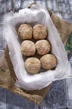 Preparation and presentation of raw meatballs