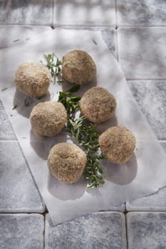 Preparation and presentation of raw meatballs