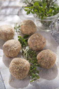 Preparation and presentation of raw meatballs