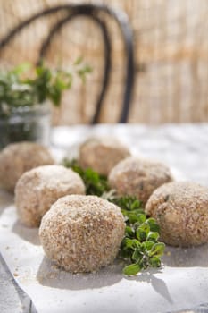 Preparation and presentation of raw meatballs