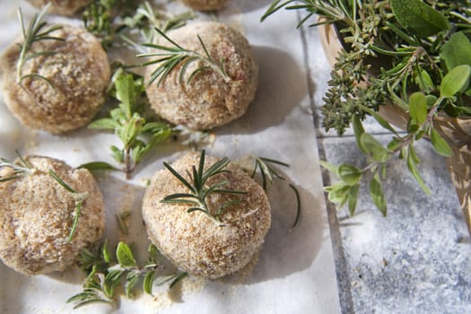 Preparation and presentation of raw meatballs