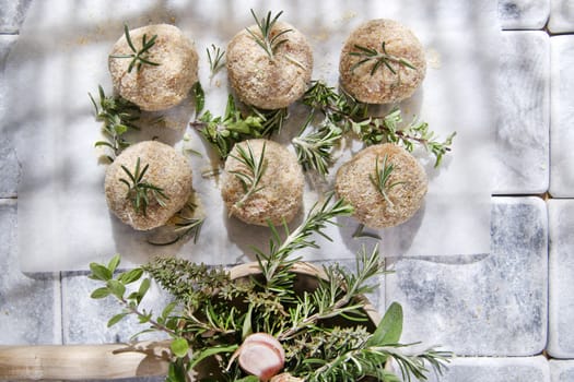 Preparation and presentation of raw meatballs