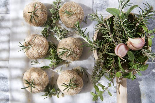 Preparation and presentation of raw meatballs