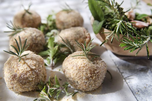 Preparation and presentation of raw meatballs