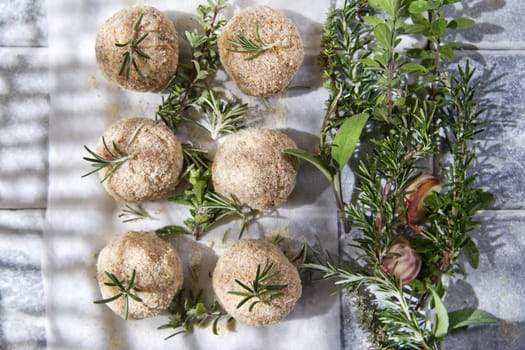 Preparation and presentation of raw meatballs