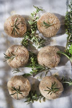 Preparation and presentation of raw meatballs