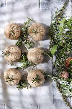 Preparation and presentation of raw meatballs