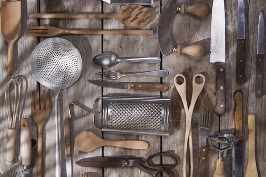 Old and various accessories for the preparation of food 
