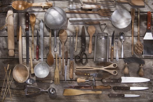 Old and various accessories for the preparation of food 
