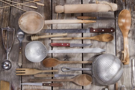 Old and various accessories for the preparation of food 
