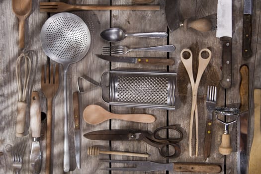 Old and various accessories for the preparation of food 
