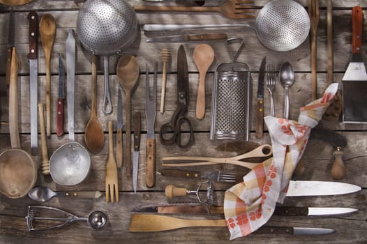Old and various accessories for the preparation of food 
