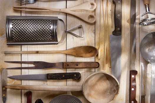 Old and various accessories for the preparation of food 
