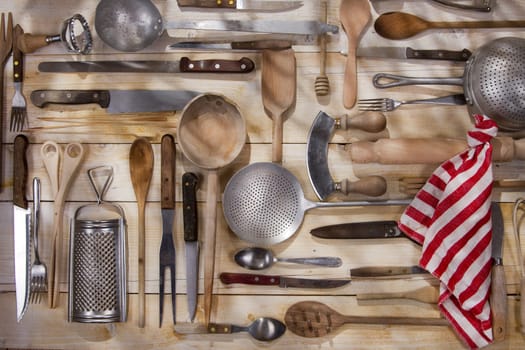 Old and various accessories for the preparation of food 
