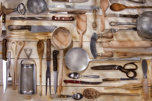 Old and various accessories for the preparation of food 
