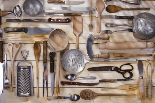 Old and various accessories for the preparation of food 
