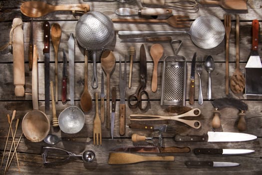 Old and various accessories for the preparation of food 
