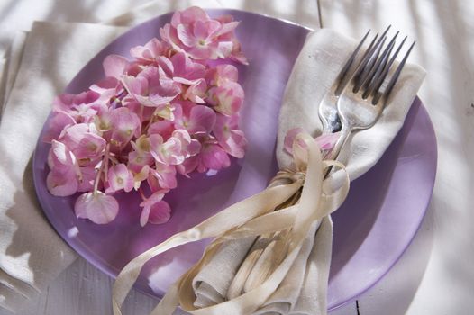 Using the hydrangea flower for the preparation of the table 