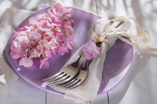 Using the hydrangea flower for the preparation of the table 