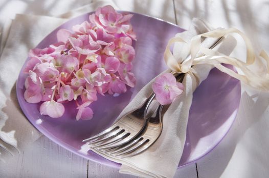 Using the hydrangea flower for the preparation of the table 